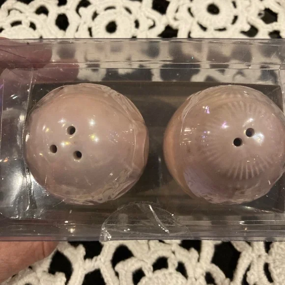 Exquisite Vintage NWT Easter Egg Salt and Pepper Set - Picture 3 of 5